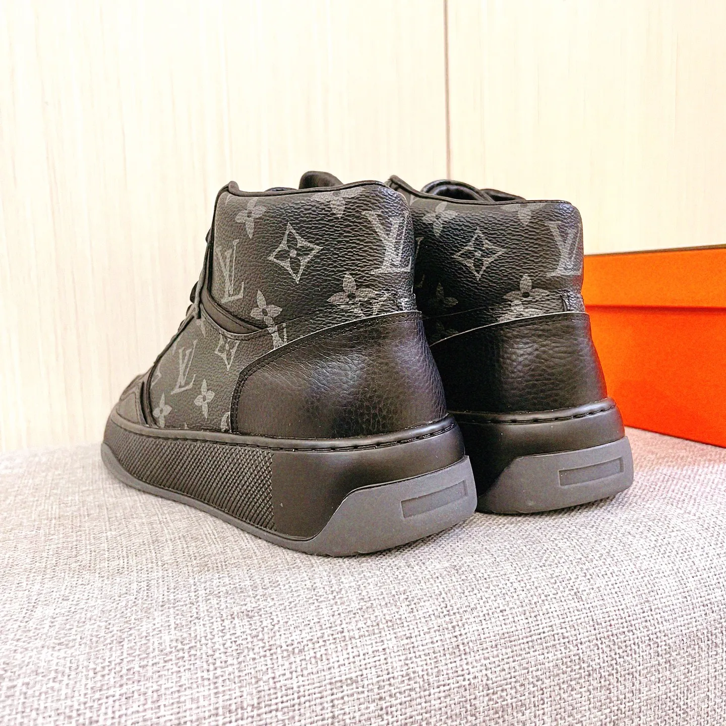 Men's shoes💰 460💰[LV]🔥Louis Vuitton, high-end men's shoes brand, official website 1:1 latest masterpiece: the upper is made of Italian imported first-layer cowhide with a comfortable and breathable lining➕original non-slip and wear-resistant outsole🔥, making walking more convenient and comfortable! An exclusive new model, a stunning work, a beautiful 1:1 replica [color] compared to the official quality! Create a fashionable personality to set off your uniqueness! A must-have for trendy men! Classic 🔥Size: 38-44 Color: 🔥 2⃣️colors available🔥